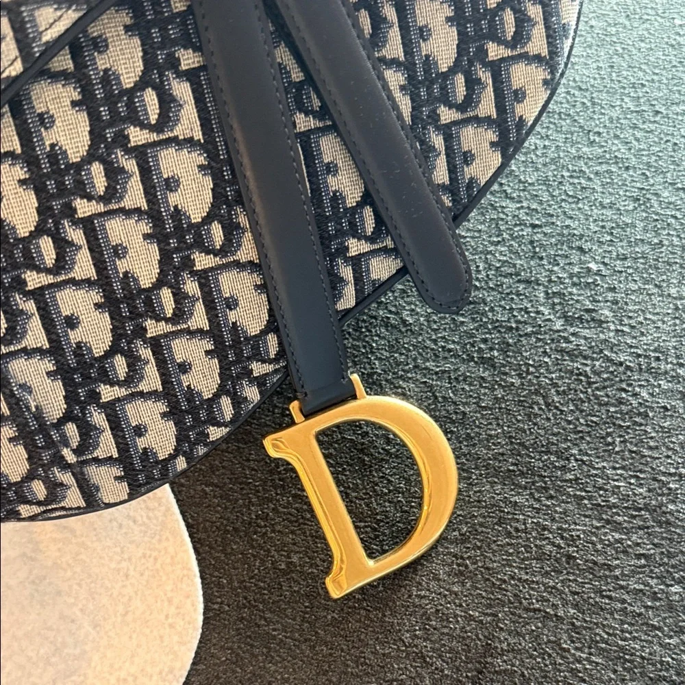 LIKE NEW Dior Blue Oblique Medium Saddle Bag - Picture 3 of 11